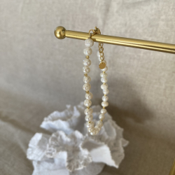 Perlearmbnd med guldbelagte perler