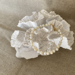 Perlearmbnd med guldbelagte perler