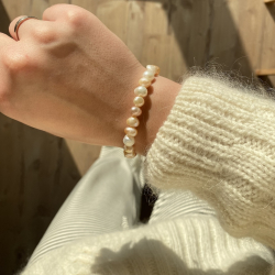 Armbnd med farvede ferksvandspler